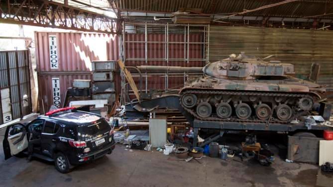 Çalıntı oto ararken tank buldular! - 1