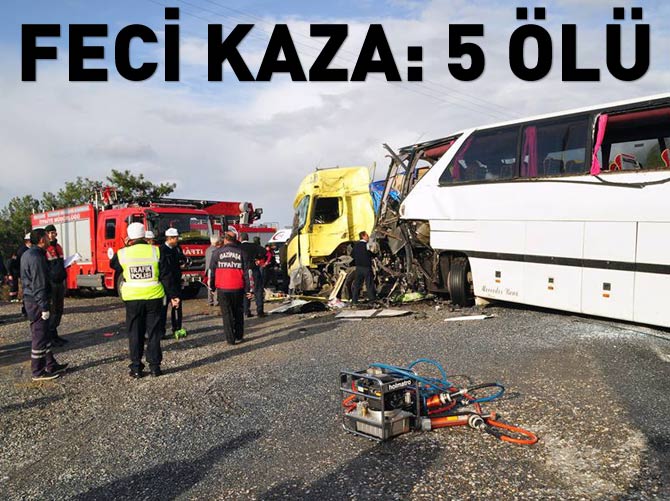 Antalya'da otobüs TIR'la çarpıştı