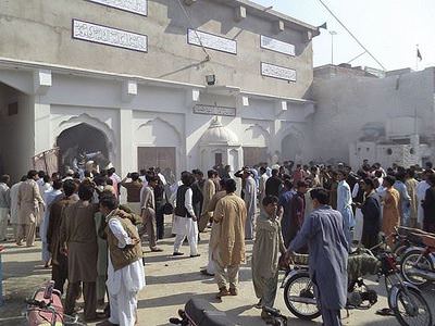 Pakistan'da camiye bombalı saldırı