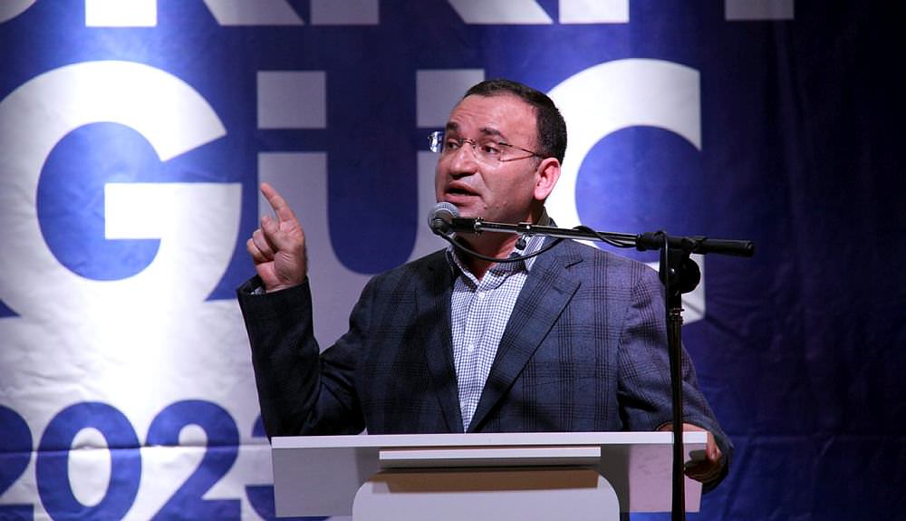 "İsrail zil takıp oynar"