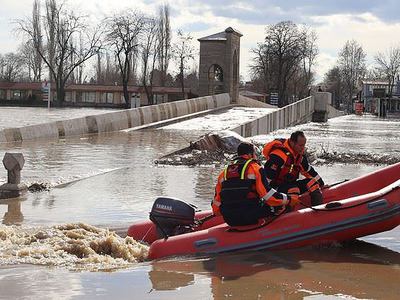 Taşkında mahsur kalanlar botlarla kurtarıldı