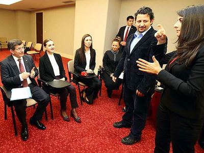 Başbakan Davutoğlu işaret dili dersine katıldı
