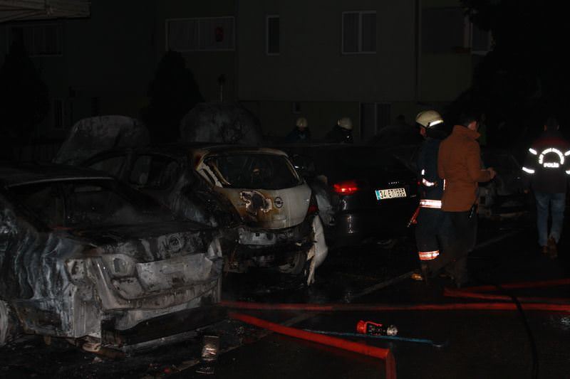 Üsküdar'da bir sitede 9 araç kundaklandı - 1