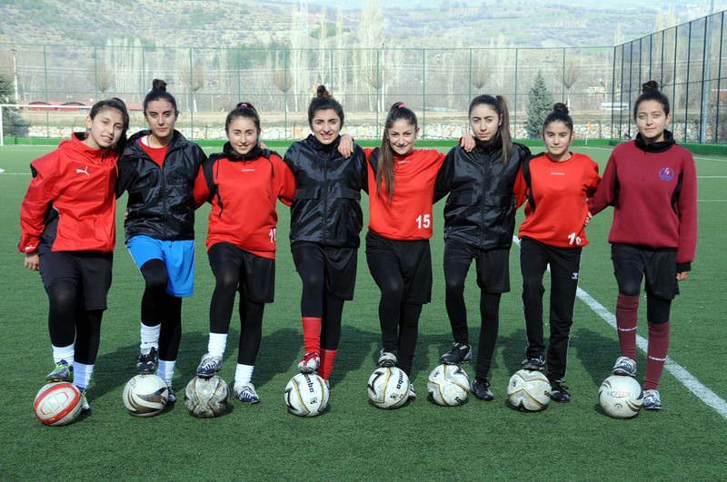 15 kişilik bayan futbol takımının 10 oyuncusu akraba - 1