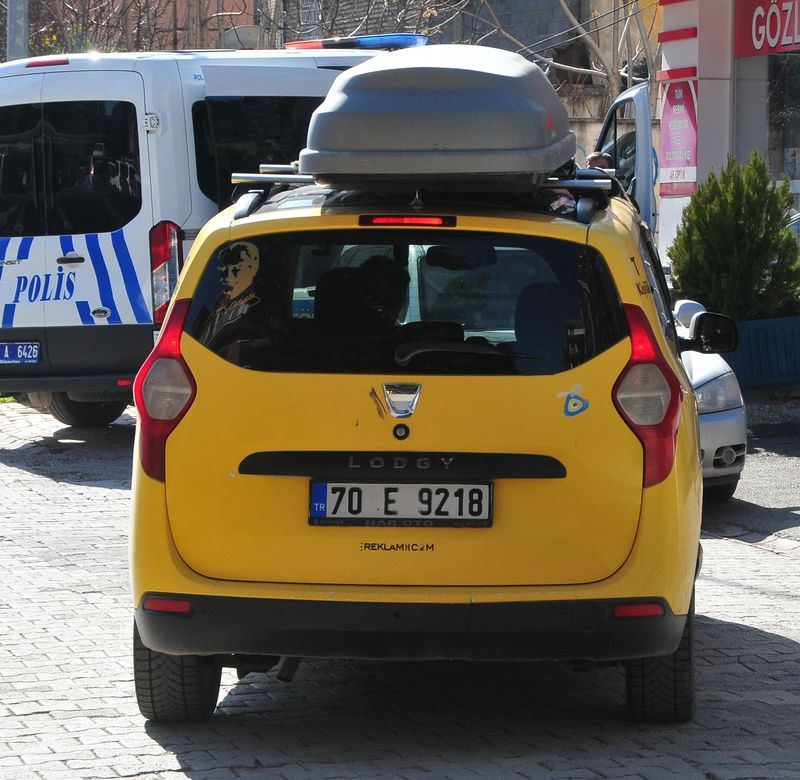 Taksi tavanında cenaze taşıdılar - 1
