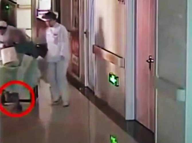 Doğuma giderken bebeği yere düşürdüler