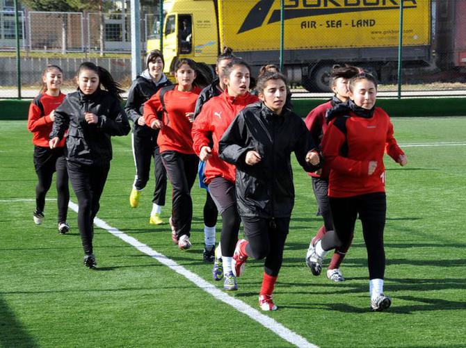 15 kişilik bayan futbol takımının 10 oyuncusu akraba