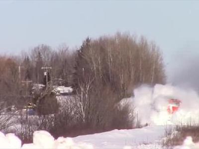 Kanada’da yük treni karları yakarak ilerledi