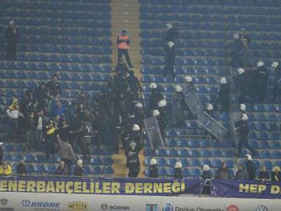 Fenerbahçe tribünleri karıştı