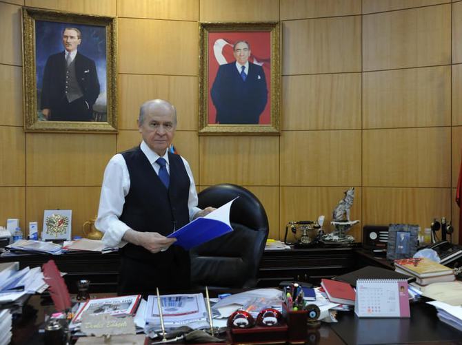 Devlet Bahçeli ilk kez ceketsiz poz verdi