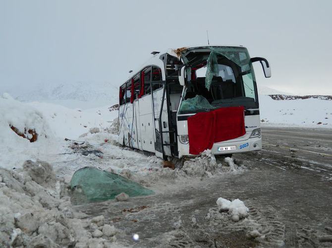 Malatya'da yolcu otobüsü devrildi: 1 ölü, 15 yaralı