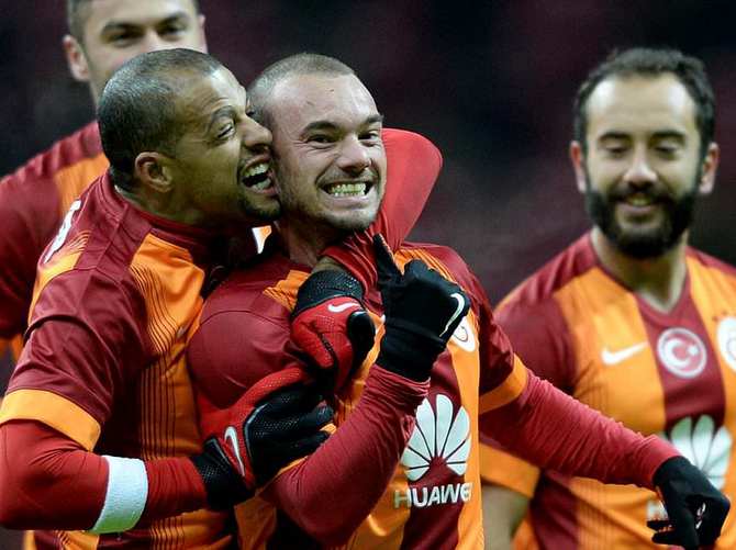 Melo, Sneijder'ın kulağını ısırdı!