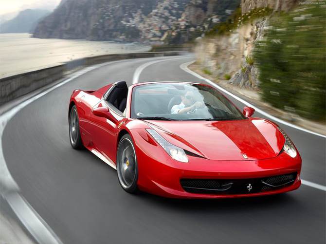 Kahvaltıdan önce yetişen Ferrari'yi kapar!