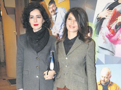 Beren Saat fermuarını açık unuttu
