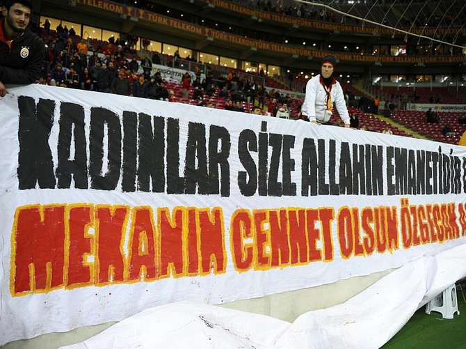 TT Arena'da Özgecan pankartı!
