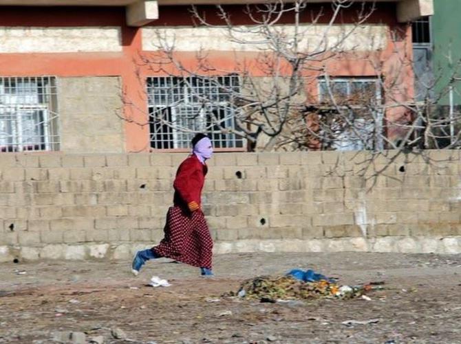 Teröristler etekle korucu evini bastı