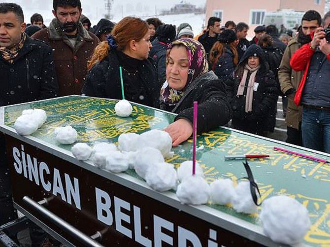 Gazeteci Köklü son yolculuğuna uğurlandı