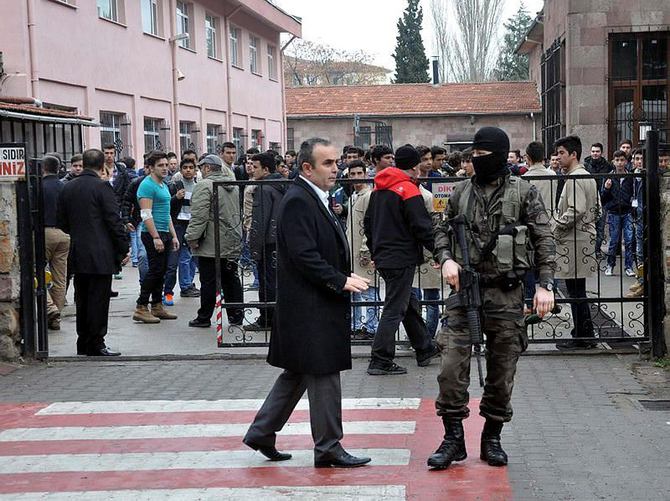 'Üzerimde bomba var' deyip okula daldı
