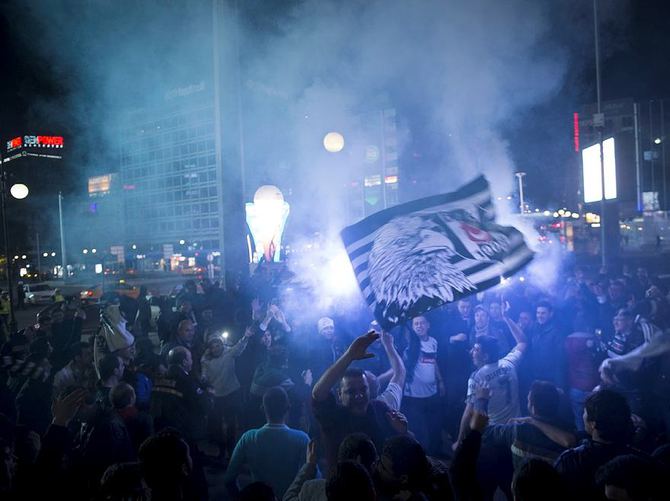 Beşiktaş taraftarı sokaklara döküldü