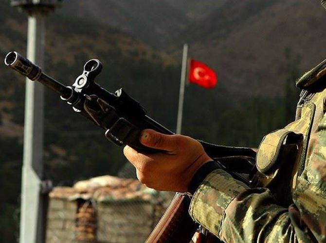 Cinnet getiren asker 3 arkadaşını şehit etti