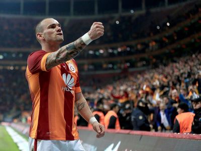 Sneijder'den Volkan'a mesaj