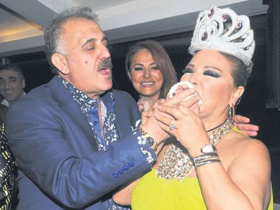 Safiye Soyman'a pasta işkencesi