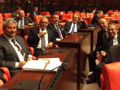 AK Parti’de ’3 dönem sonu’ özçekimi