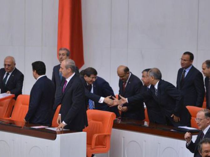 Seçimden önce bakanlar neden istifa ediyor?