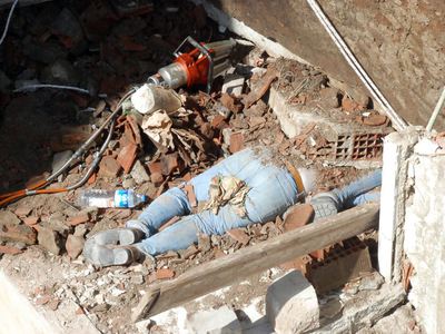 Belediye işçileri yıkılan duvarın altında kaldı