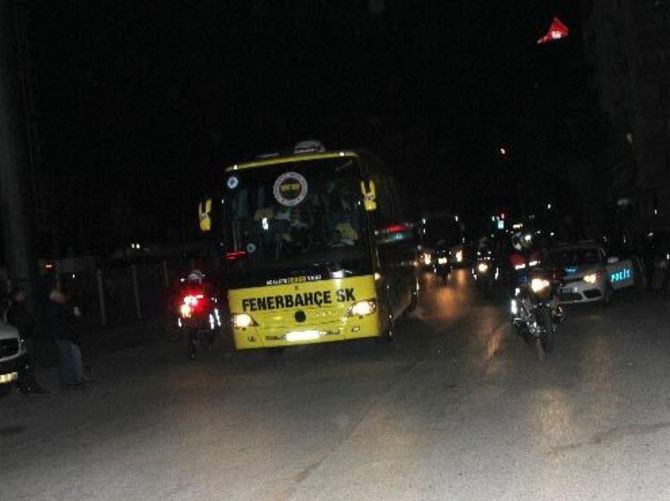 Fenerbahçe otobüsüne taşlı saldırı