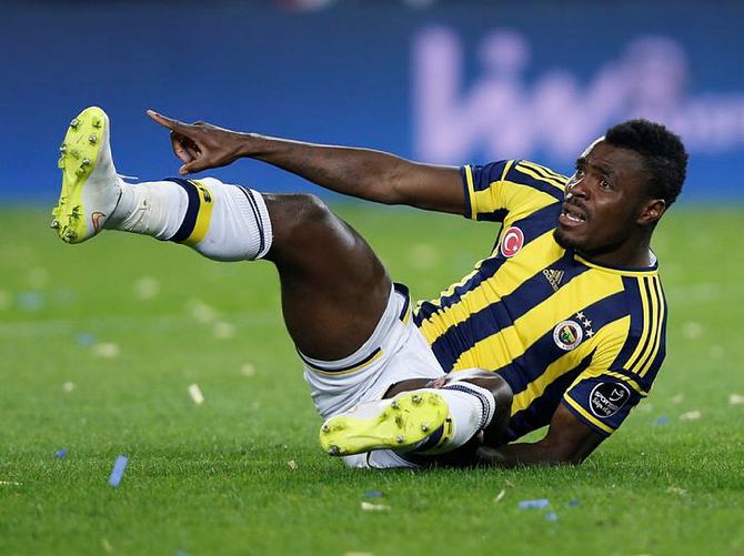 Emenike'ye şok protesto!