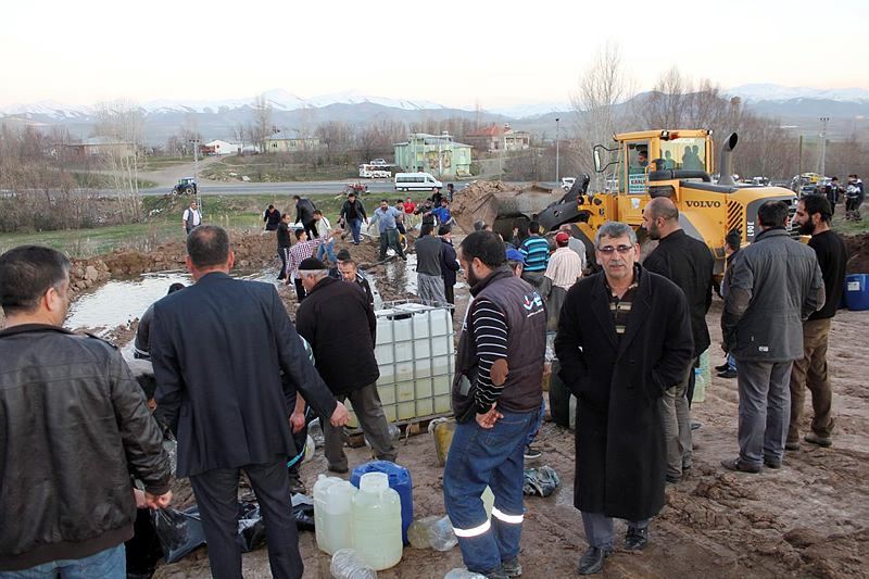 Boru hattı delindi, köylüler mazotu bidonlarla götürdü - 1