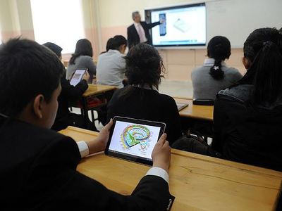 Okul sıralarında hem kitaplar hem tabletler olacak