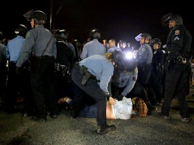 Ferguson'da iki polis vuruldu