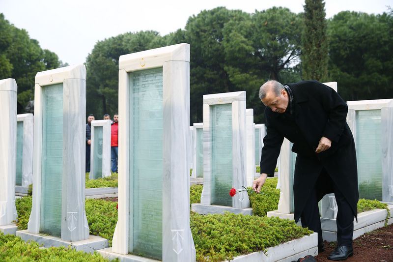 Erdoğan Şehitler Abidesi'ne çiçek bırakıp dua etti - 1