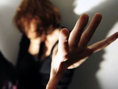Annesinin sevgilisi tecavüz edip fuhuşa zorladı!