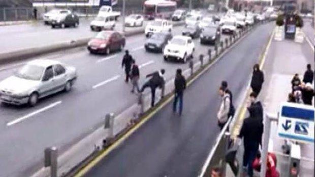Üstgeçitte yaya trafiği durdu - 1