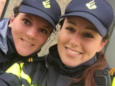 Hollandalı polislerden 'telefonunu gel al' selfiesi