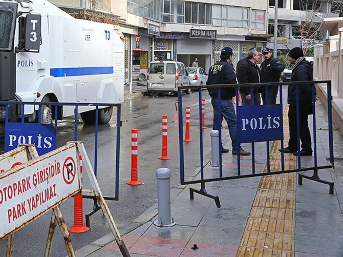 "Paralel yapı" operasyonunda iki polis aranıyor!