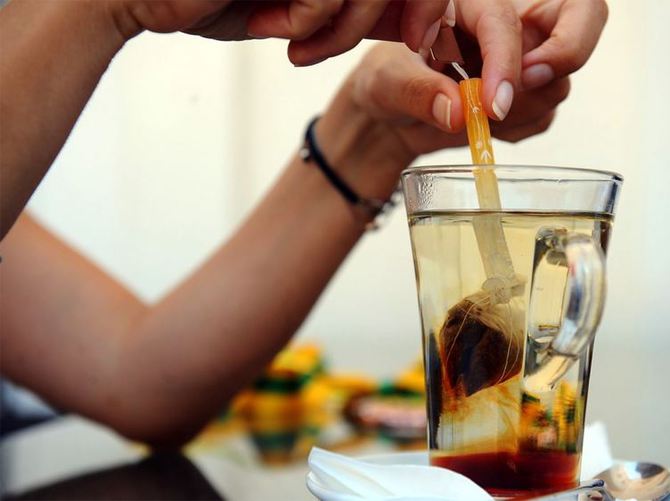 Çay içti bütün dişleri döküldü