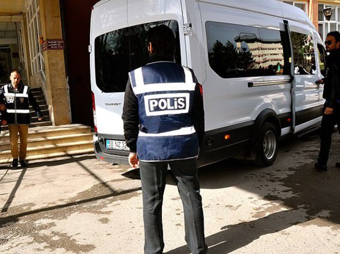 "Paralel yapı" operasyonunda bir polis teslim oldu