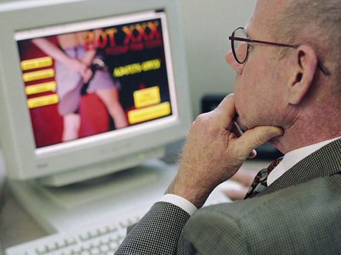 Porno izleyen hakimler işinden oldu
