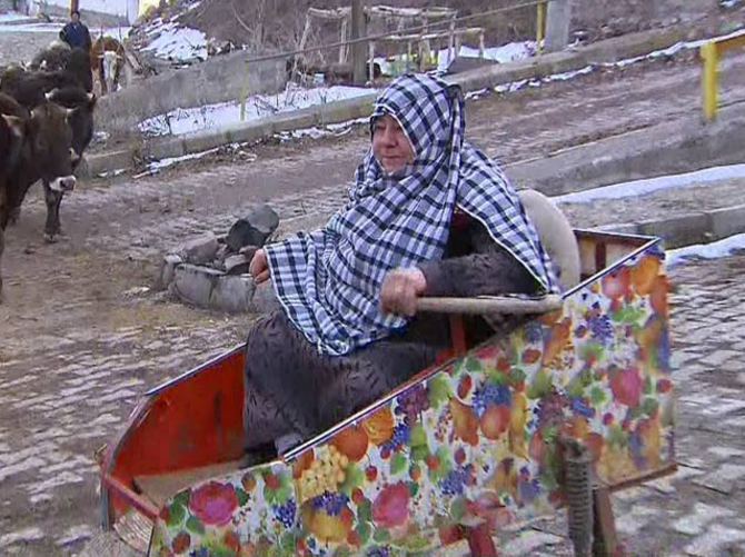 Eşine saltanat koltuğu yaptı