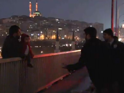 Haliç'te bir baba bebeğiyle birlikte intihara kalkıştı