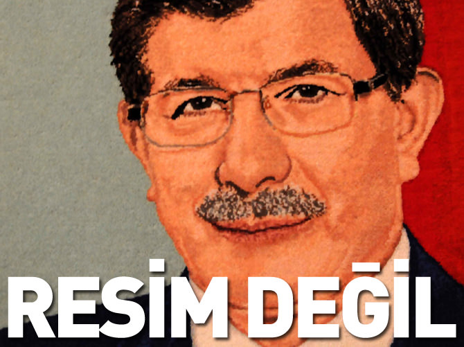 Başbakan Davutoğlu'nun portresini 288 bin ilmekle halıya aktardı