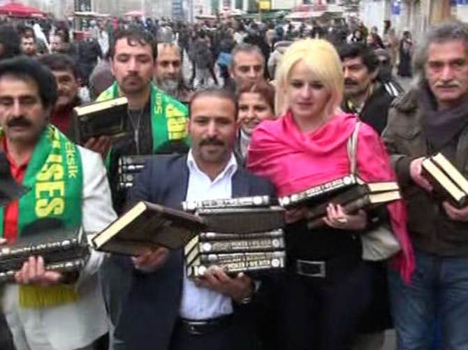 İbrahim Tatlıses için İstiklal'de Kuran-ı Kerim dağıttılar