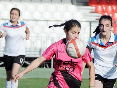 Futbol maçına güreş takımıyla çıktılar