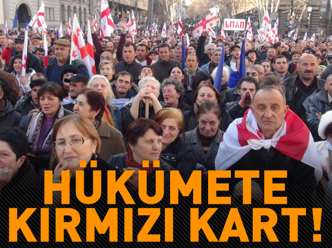 Tiflis'te hükümete "kırmızı kart"