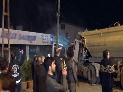Hafriyat kamyonu restorana daldı: 1 ölü, 1 yaralı