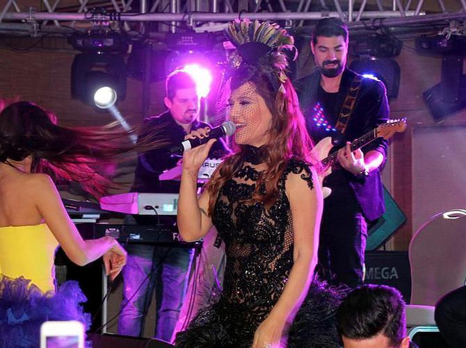 Demet Akalın konserinde küfür etti!